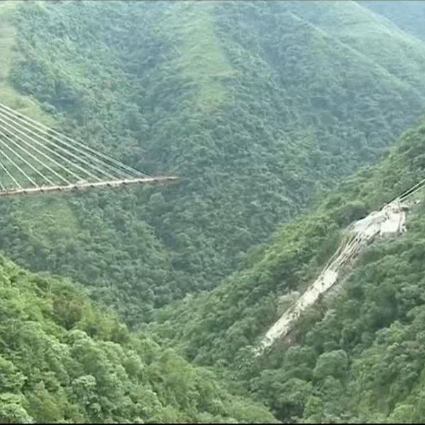 En bro som var under uppbyggnad kollapsade i Colombia
Tio byggarbetare dog.