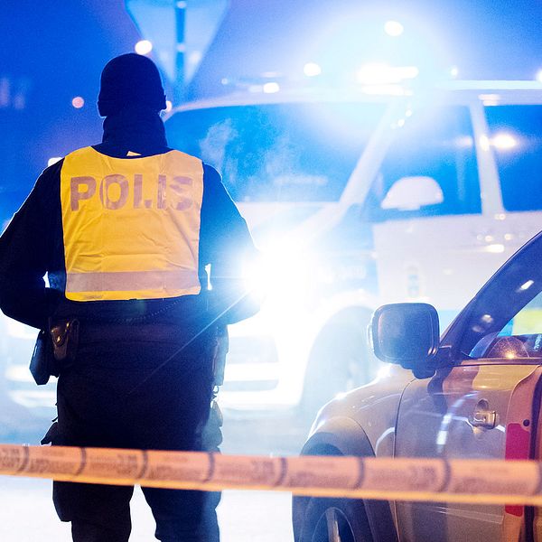 En polis spärrar av Eriksfältsgatan i Malmö efter en dödsskjutning i november.
