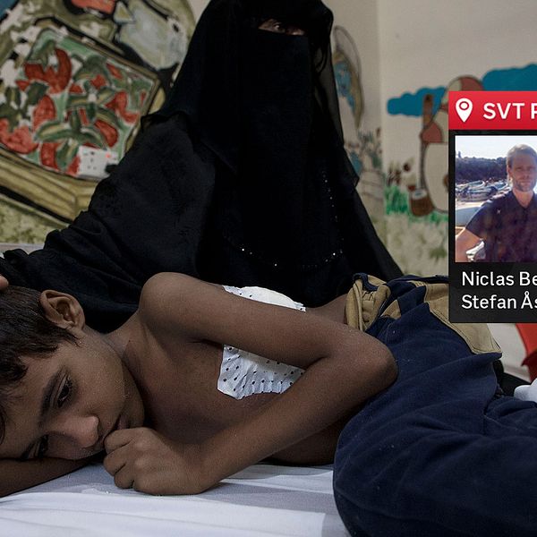 Ali ligger i sin säng på sjukhuset i Aden. Pojkens vänstra lunga punkterades när en splitter från en bomb träffade honom när han vilade i familjens hem.