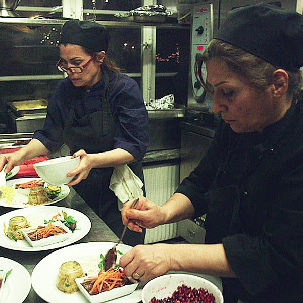 Marzieh Zarei och Nasrin Marzban har fått jobb på en persisk restaurang i Stockholm.