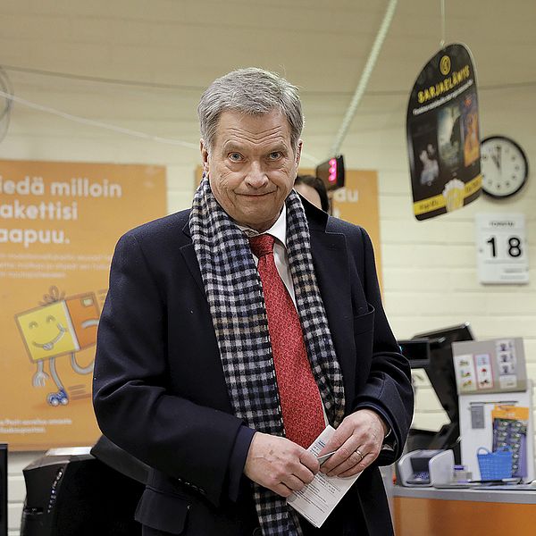 Finlands president Sauli Niinistö förhandsröstar i presidentvalet den 18 januari.