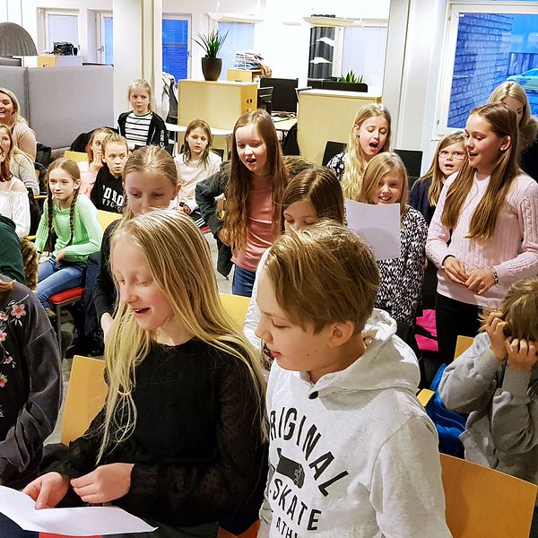 Djursdala skola drar i gång en hejarramsa för att heja på klasskompisarna Linnea Vellet och Torsten Bergman som tävlar i Vi i femman.