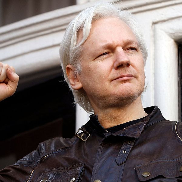 Julian Assange utanför Ecuadors ambassad.