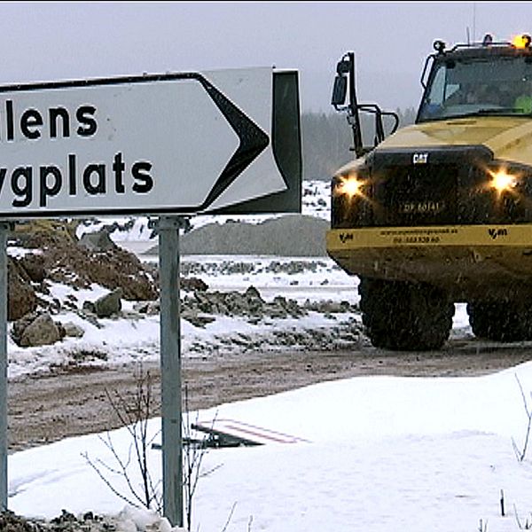 Skylt Sälens flygplats, arbetsfordon dumper