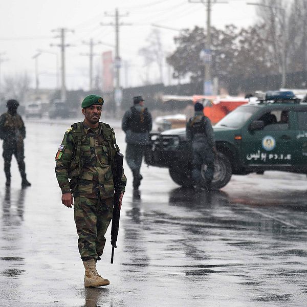 Afghansk säkerhetspersonal patrullerar i närheten av militärakademien Marshal Fahim.