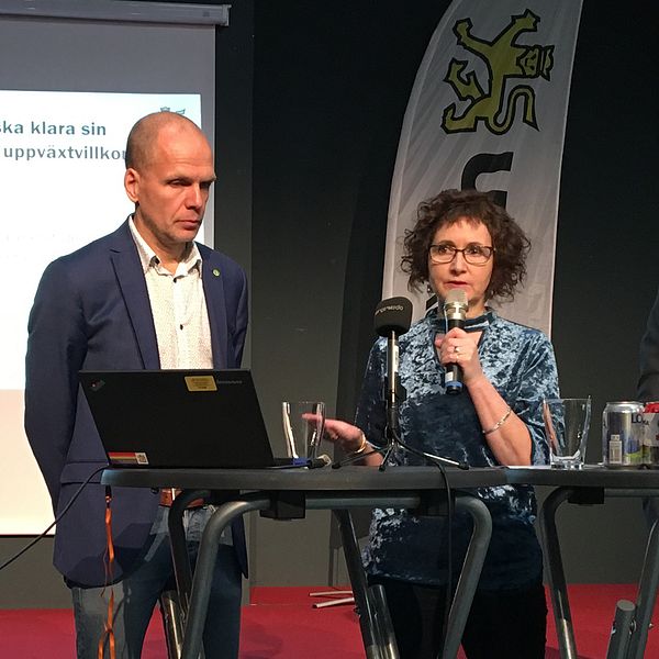 Kommunalråden Rickard Malmström (MP), Ilona Szatmàri Waldau och Erik Pelling (S) håller sin presentation.