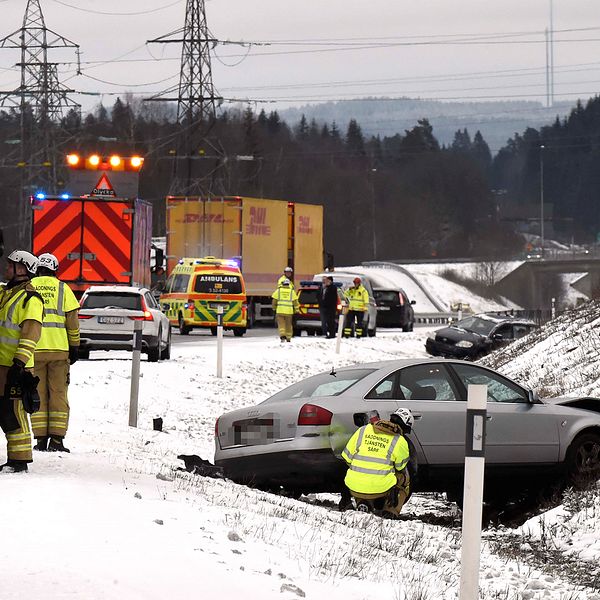 Flera olyckor i halkan på riksväg 40 utanför Borås under fredagsförmiddagen.