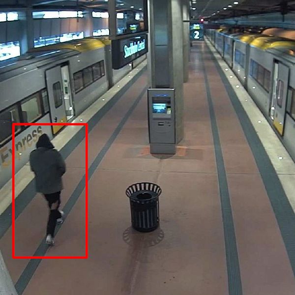 Bild från övervakningskamera föreställande Akilov på perrongen till Arlanda Express efter dådet.