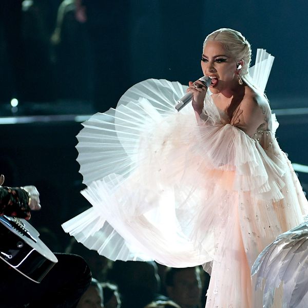 Här uppträder Lady Gaga vid Grammy Awards i Madison Square Garden, New York.