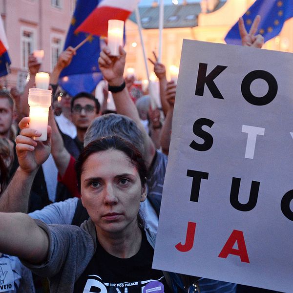 Demonstranter protesterar i Warsawa mot regeringens förändringar av det juridiska systemet