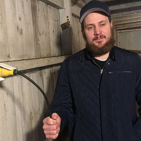 Ett ryck och internet slocknar för 15 av Mathias Halls grannar. Från eljacket i garaget går en 60 meter lång strömkabel till Bredbandsbolagets teknikskåp för fiber.