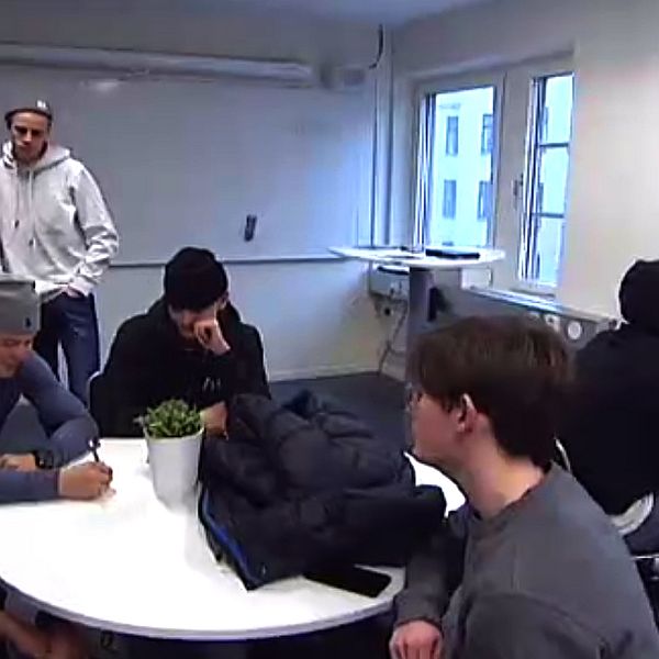 Klassrum med flera manliga elever.