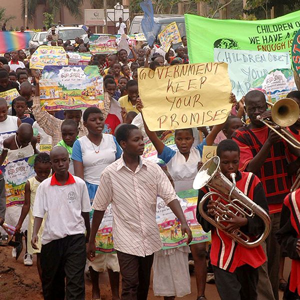 Tusentals barn deltar i en demonstration mot homosexuellas rättigheter i Ugandas huvudstad Kampala, januari 2010.