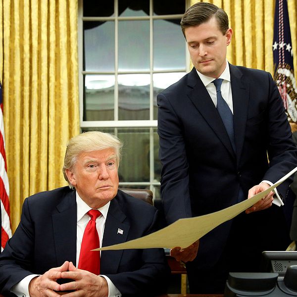 Rob Porter lämnar över Donald Trumps första dokument att signera i Vita huset i januari 2017.