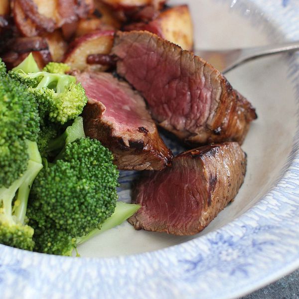 En tallrik med kött och broccoli