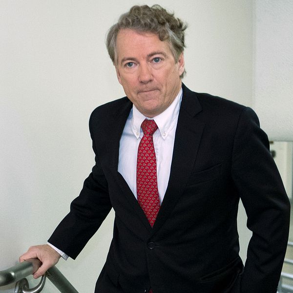 Rand Paul går i en trappa på väg in i kammaren i Capitol Hill.