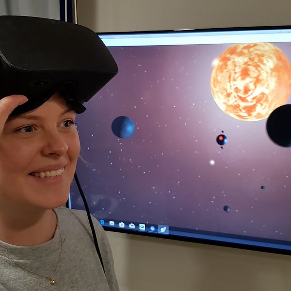 Josefine Nittler testar VR på Ångströmlaboratoriet.