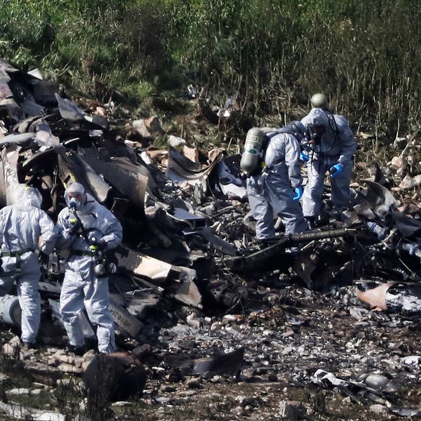 Israelisk militär undersöker resterna av det kraschade F-16-planet.