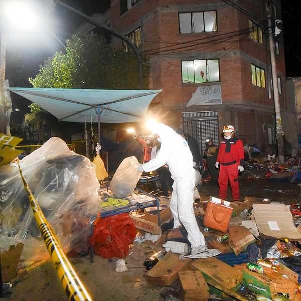 Räddningspersonal på plats vid marknadsståndet efter den kraftiga explosionen i närheten av karnevalen.