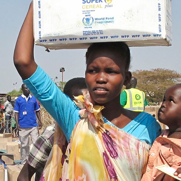 En kvinna och hennes barn som sökt skydd i ett flyktingläger får ett matpaket via World Food Program. Spänningarna i Sydsudan ökar och det kommer uppgifter om att massgravar har hittats.