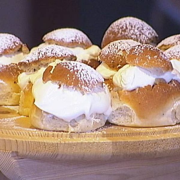 semlor på ett träfat