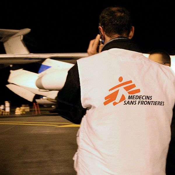 Läkare utan gränser-personal övervakar hur förnödenheter lastas på ett flygplan