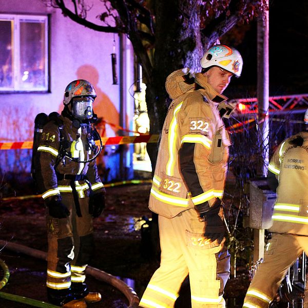 En person saknas efter en brand i ett flerfamiljshus i Brålanda.