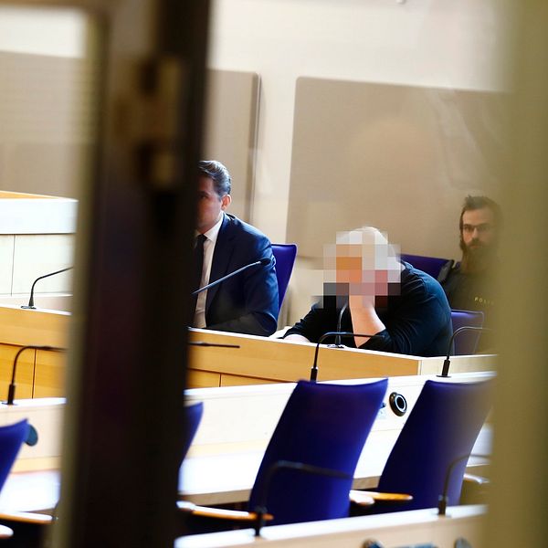 24-åringen som misstänks för dubbelmordet i Mantorp under häktningsförhandlingen i Linköpings tingsrätt på måndagen den 18 september 2017.