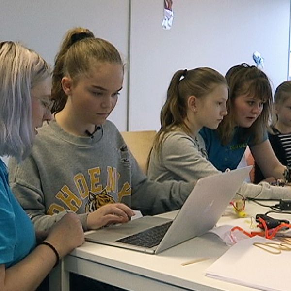 Flera tjejer i åldern 9-12 år lär sig programmera robotar på Lindholmen i Göteborg.