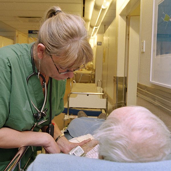 Sjuksköterska i korridor