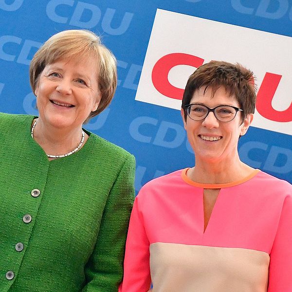 Angela Merkel föreslår Annegret Kramp-Karrenbauer som ny generalsekreterare i det kristdemokratiska regeringspartiet CDU.