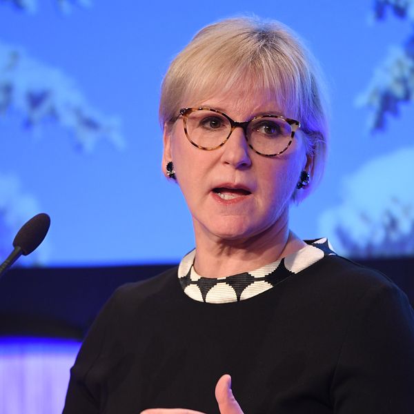 Margot Wallström står i ett talarpodium.