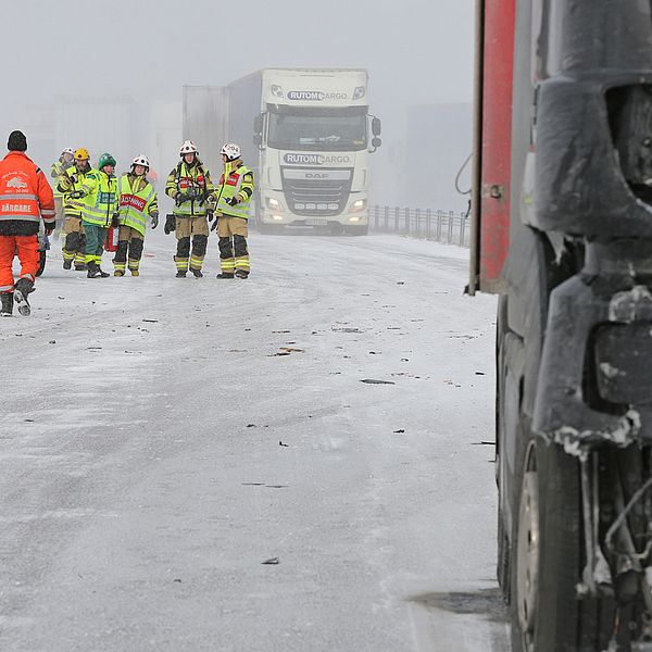 E6 i höjd med Munkedal är avstängd efter en masskrock med minst tre lastbilar och tre personbilar inblandade.