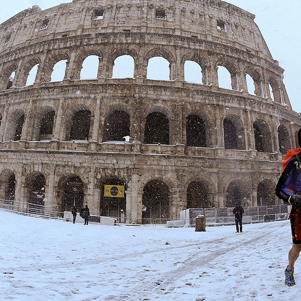 Den italienska huvudstaden Rom fick sin första snö på sex år i måndags. Här det berömda monumentet Colosseum omgivet av ett vitt vintertäcke.