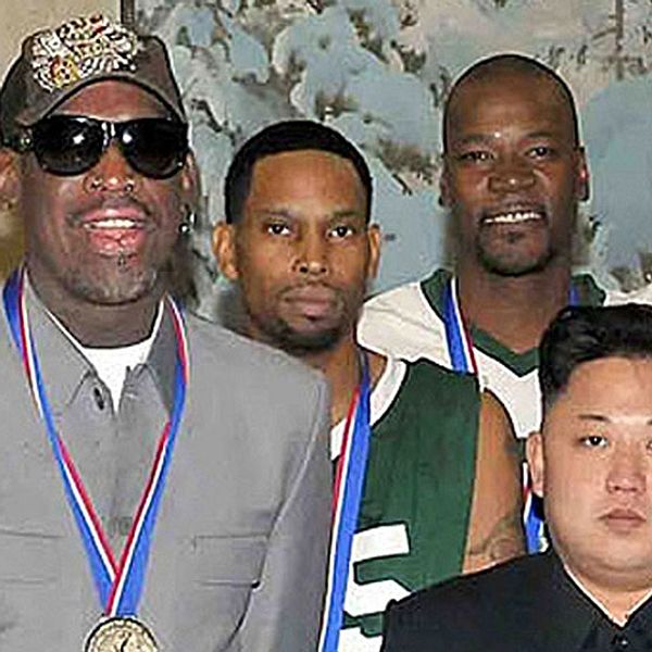 Dennis Rodman och basketlaget poserar tillsammans med diktatorn Kim Jong-UN.