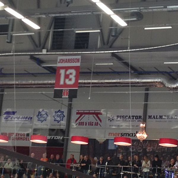 Björn ”Nalle” Johanssons tröjnummer 13 på plats i taket på Behrn Arena