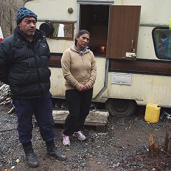 Ion och Adriana Vadana utanför sin husvagn i en Stockholmsförort. De kom till Sverige från Rumänien för att söka jobb men måste försörja sig med att tigga på gatan.