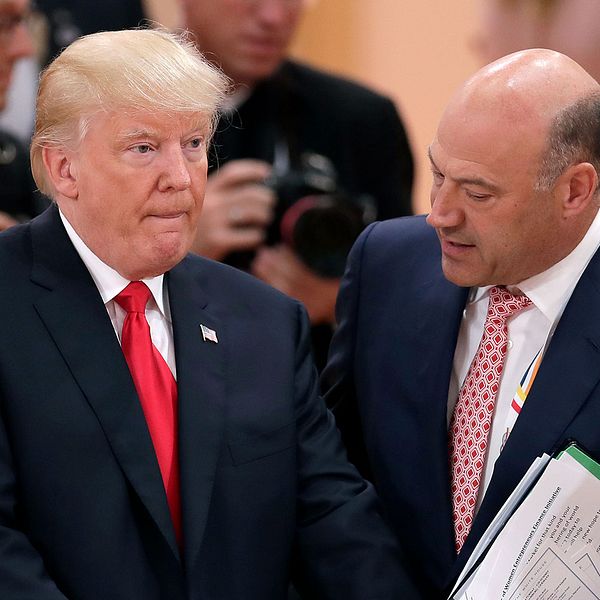 Gary Cohn pratar med Donald Trump under G-20-mötet i Hamburg 2017.