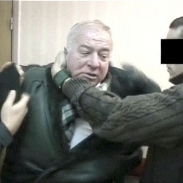 Bilden visar när Sergej Skripal grips sedan han avslöjats som dubbelagent.