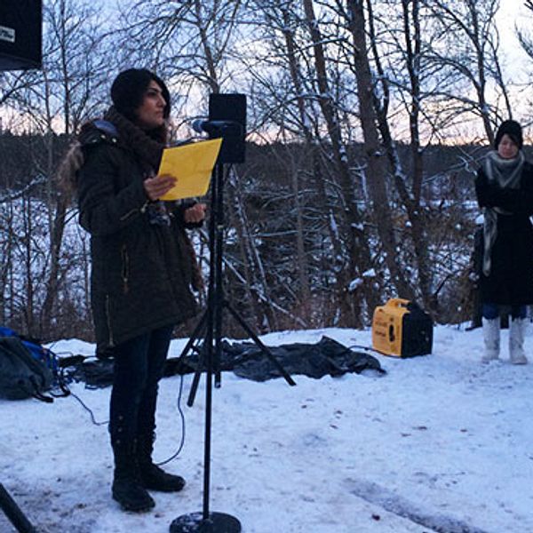 Poeter och människorättsaktivister samlades utanför iranska ambassaden för att visa sitt stöd. Växjös fristadsförfattare Nasrin Madani Zad läste dikter av de båda fängslade poeterna.