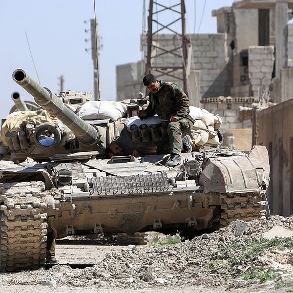 Soldater ur syriska armén på en stridsvagn i staden Al-Mohammadiyeh i östra Ghoutha 9 mars.