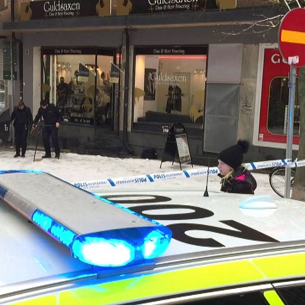 De två personer, en kvinna och en man, som i förra veckan greps och anhölls misstänkta för rån mot en guldbutik i Norrköping, är släppta på fri fot. Misstanken kvarstår dock uppger polisen. I samband med gripandet hittades delar av rånbytet. Duon misstänkts för både rån och häleri.