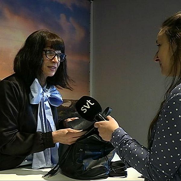 Väskexperten Malin Sveholm från Antikrundan undersöker en svart ryggsäck som tillhör SVT:s reporter Josefine Olausson