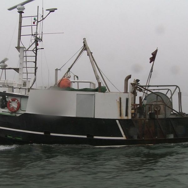 Den danska fiskebåten ute i Öresund.