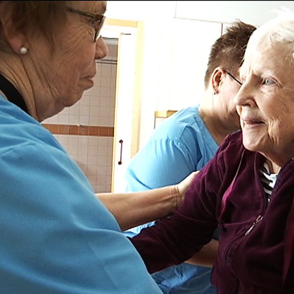 De nyutbildade undersköterskorna täcker med nöd och näppe upp för de 180 som går i pension i länet varje år