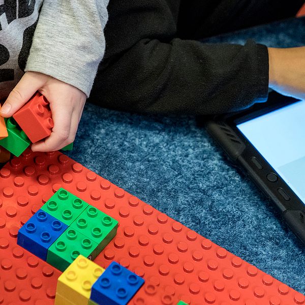 Barn leker med lego på en förskola.