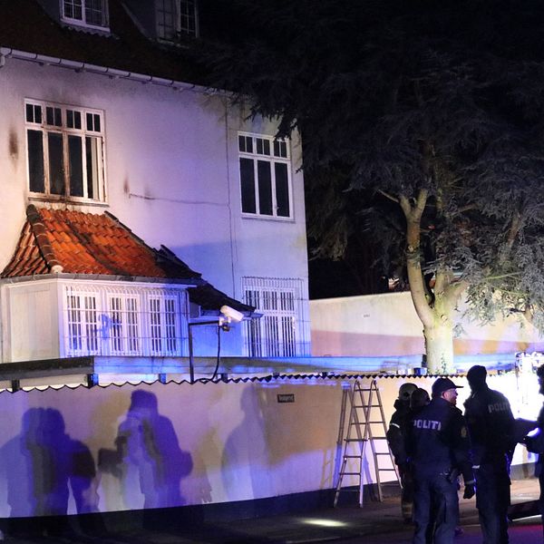 Fyra gärningsmän misstänks ha utfört attacken mot ambassaden.