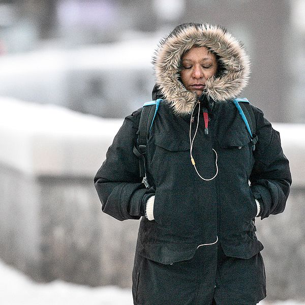 Kvinna med vinterjacka i kylan