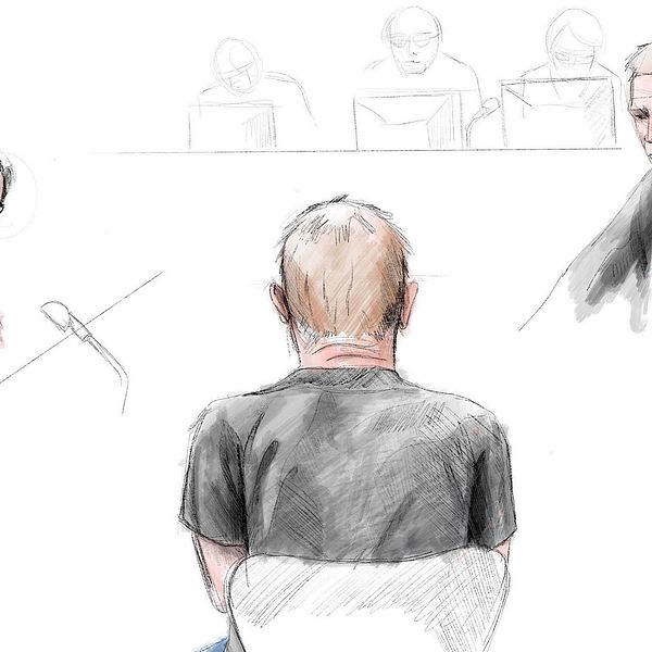 Teckning inifrån rättssalen. Peter Madsen sitter med ryggen emot åhörarna.