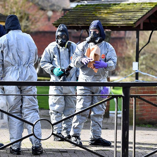 Tekniker utreder platsen för giftattacken i Salisbury